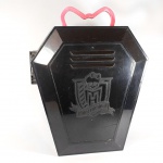 BRINQUEDO - COLEÇÃO MATTEL - CAIXÃO da BONECA DRACULAURA - MONSTER HIGH /ANO 2013. A boneca não acompanha. DIMENSÕES NO FORMATO FECHADO DE 33,5 X 10 X 28,5 CENTÍMETROS.