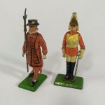 MILITARIA / BRINQUEDO ANTIGO - Lote com DOIS (02) SOLDADOS de CHUMBO da marca BRITAINS, fabricados na Inglaterra.