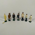 MILITARIA / BRINQUEDO ANTIGO - Lote com SETE (07) SOLDADOS de CHUMBO dos seguintes países: Itália, Prússia, Índia, Inglaterra, Brasil (AMAN), Estados Unidos (West Point e Marinha). Não consta onde foram fabricados. Necessita colar o braço direito de um dos soldados.