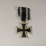 MILITARIA - RELEITURA da MEDALHA CRUZ DE FERRO. A Cruz de Ferro (em alemão Eisernes Kreuz), foi uma condecoração militar do Reino da Prússia, e posteriormente do Império Alemão, do Terceiro Reich e da atual Alemanha, instituída pelo rei Frederico Guilherme III e concedida pela primeira vez em 10 de março de 1813 em Breslau. Foi de grande Honraria militar, instituída nas Guerras Napoleônicas, reinstituída do Império Alemão, sendo entregue em guerras importantes como na Guerra Franco-Prussiana e na Primeira Guerra Mundial. Só voltou a ser usada na Segunda Guerra Mundial sob o Terceiro Reich Alemão.