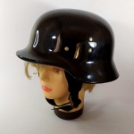MILITARIA - RELEITURA de um CAPACETE ALEMÃO feito em fibra, com carneira macia e Jugular sintética.
