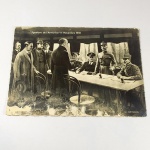 MILITARIA - ANTIGO CARTÃO POSTAL com a fotografia simbolizando a Assinatura do Armistício de 11 de novembro de 1918. Apresenta desgastes na parte inferior onde constam os nomes dos participantes. No verso do cartão temos um carimbo datado. O Dia do Armistício é uma comemoração do fim simbólico da Primeira Guerra Mundial em 11 de novembro de 1918. A data comemora o Armistício de Compiègne, assinado entre os Aliados e o Império Alemão em Compiègne, na França, pelo fim das hostilidades na Frente Ocidental, o qual teve efeito às 11 horas da manhã — a `undécima hora do undécimo dia do undécimo mês`. Apesar de esta data oficial ter marcado o fim da guerra, refletindo no cessar-fogo na Frente Ocidental, as hostilidades continuaram em outras regiões, especialmente por entre o Império Russo e partes do antigo Império Otomano.