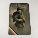 MILITARIA - ANTIGO CARTÃO POSTAL representado por um militar feminino. No cartão colorizado está escrito Sieg auf der ganzen Linie. No verso consta o selo desgastado e manuscritos a serem traduzidos.