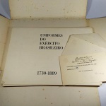 MILITARIA - COMPLETA PASTA dos UNIFORMES DO EXÉRCITO BRASILEIRO de 1730 -  1889 com 30 pranchas reproduções de aquarelas de José Wasth Rodrigues, Exemplar número 79, Impresso nas Oficinas do Atelier de Arte para a Diretoria do Serviço Geográfico do Exército em 1968. Os primeiros 500 exemplares, foram Impressos em papel de 180 G (Elfenbein Karton) conforme foto anexa. Junto com a Pasta, segue envelope e  cartão de presenteação original do Ministério do Exército (Gabinete do Diretor ), onde consta manuscrito a numeração 79 e a assinatura original e ilegível do então Diretor. 