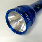 LANTERNA MAG-LITE - Fabricada em Ontario, Califórnia nos Estados Unidos. Funcionando. Mede no total aprox. 25,5 cm. Utiliza 02 (duas) pilhas grandes.