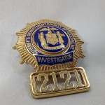 POLÍCIA - Maravilhoso Badge ou Distintivo de Investigador da Polícia de Nassau no Estado de New York ou Nova Iorque nos Estados Unidos. Mede aprox. 7cm de altura. Peça extremamente detalhada. Nassau é uma cidade localizada no condado de Rensselaer, no estado americano de Nova York. No ano 2000 tinha uma população de 4.818 habitantes e uma densidade populacional de 42 pessoas por km².