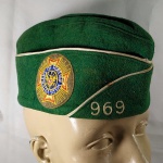 MILITARIA - Antigo BIBICO verde de Veterano Americano (VETERANS OF FOREIGN WARS), onde consta o número 969 e o nome do militar RAY C. ROBERTS - TACOMA, bordados no bibico.
