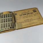MILITARIA - WAR RATION - SEGUNDA GUERRA MUNDIAL. Cupons de racionamento para família Americana durante a Segunda Guerra Mundial. São livretos nominais com cupons de racionamento em cada um deles. Todos acondicionados em um livreto próprio com as inscrições RATION BOOK HOLDER. Os cupons de racionamento de guerra foram produzidos pelo Escritório de Administração de Preços dos Estados Unidos em 1942, quando os Estados Unidos entraram oficialmente na Segunda Guerra Mundial. A escassez de materiais de guerra essenciais, como borracha, gasolina e açúcar, foi inicialmente prevista, mas logo o racionamento passou a incluir alimentos, combustível e açúcar.