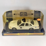 MILITARIA / AUTOMODELISMO - Maravilhosa VIATURA POLICIAL (Carro de Polícia da marca FORD - Modelo CROWN VICTORIA) - SHERIFF`S OFFICE - CHARLESTON COUNTY - STATE OF SOUTH CAROLINA, escala 1:24, na embalagem original (Nunca usada), Fabricada pela CODE 3 COLLECTIBLES. Acompanha o Patch (Bordado) da Unidade Policial. 
