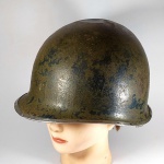 S02 - MILITARIA - CAPACETE McCORD M1 SEGUNDA GUERRA - Capacete em aço modelo M1, Fabricado pela McCord, presilha fixa, borda em aço, junção frontal, lote 382B, fabricado entre Outubro e Dezembro de 1942, acompanha liner em fibra. Apresenta rachaduras conforme fotos.