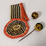 S03 - MILITARIA - REVOLUÇÃO DE 1932 - Fita da Medalha Pela Constituição, Roseta da Medalha Pola Lei Pola Grei e Alfinete da medalha de 30 Anos da Revolução.  Itens em muito bom estado de conservação.