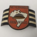 S05 - MILITARIA - REVOLUÇÃO DE 1932 - BRAÇAL DE VETERANO, Fabricado em metal, e pintura em esmalte, em excelente estado de conservação, com mínimas marcas do tempo. Possui o alfinete de fixação traseiro perfeito e funcional. Maravilhoso Item!
