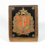 S06 - MILITARIA - REVOLUÇÃO DE 1932 - PESO PARA PAPÉIS / PLACA DE MESA COM BRASÃO DE SÃO PAULO, Em metal e madeira de lei, item raro e em muito bom estado de conservação, com mínimas marcas do tempo. Oportunidade!