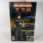 MILITARIA - BONECO - SOLDADO ALEMÃO - escala 1/6 (aprox. 29 centímetros ou 12 polegadas de altura). Mesmo tamanho do Falcon da Estrela, marca Dragon, personagem Rolf Hoffmann da Luftwaffe Panzer (referência Ebay: https://www.ebay.com/itm/305358225498). Na caixa original, nunca brincado. A caixa mede aprox. 34,5 x 20,5 cm. `Este item não Promove ou glorifica violência ou intolerância racial. Está à venda apenas para fins de preservação da memória histórica. A organização do leilão não faz apologia a quaisquer movimentos políticos ou ideológicos, e repudia qualquer ideologia de cunho racista.`