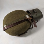 MILITARIA R116 - Antigo Cantil modelo M31 - Não localizamos nenhuma marca ou numeração na peça. O cantil militar M31 foi introduzido na Segunda Guerra Mundial em 1931 desde então foi utilizado pelo Exército Alemão durante todo o período da segunda guerra.