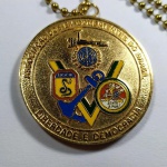 MILITARIA (05RB) - MEDALHA DA VITÓRIA da Associação de Ex-Combatentes do Brasil - Seção do Rio de Janeiro, com corrente de pescoço. Datada de 1944 / 1984.