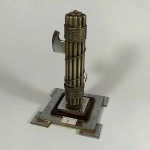 MILITARIA (04) ORNAMENTO FACISTA ITALIANO. Símbolo que celebra o Partido Nacional Fascista de Mussolini. É de Metal. Pesa aprox. 740 gramas e mede aprox. 14 cm de altura.