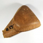 MILITARIA (11) - ANTIGO COLDRE DA PISTOLA JAPONESA NAMBU. Necessita recosturar a tampa - vide fotos. Pistola Nambu, é uma designação genérica para uma série de pistolas semiautomáticas projetadas por Kijir? Nambu e produzidas pelo Arsenal Koishikawa, que mais tarde passou a se chamar Arsenal de Artilharia de Tóquio. E foram extensivamente usadas na Segunda Guerra Sino-Japonesa e na Segunda Guerra Mundial.