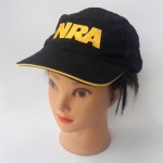 Boné preto da NRA (Associação Nacional de Rifles da América - National Rifle Association of América, ou NRA), é uma organização norte-americana sem fins lucrativos que lista, como seus objetivos, a proteção da segunda emenda da Constituição dos Estados Unidos da América e a promoção dos direitos dos proprietários de armas de fogo, a proteção da caça e da autodefesa nos Estados Unidos. A NRA Foi estabelecida em 1871 em Nova Iorque. Seu primeiro presidente foi o ex-senador e famoso general Ambrose Burnside.