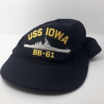 Boné alusivo ao USS Iowa, BB -61,  couraçado que foi operado pela Marinha dos Estados Unidos ,  Iowa entrou em serviço no meio da Segunda Guerra Mundial e transportou em novembro de 1943 o presidente Franklin D. Roosevelt para a Conferência de Teerã. Foi então transferido para a Guerra do Pacífico, participando das campanhas das Ilhas Gilbert e Marshall, Ilhas Marianas e Palau e Filipinas na escolta de porta-aviões e ações de bombardeios litorâneos. Após o fim da guerra continuou em serviço até ser descomissionado em março de 1949, porém voltou à ativa em agosto de 1951 para lutar na Guerra da Coreia nas mesmas funções de escolta e bombardeio litorâneo. Continuou servindo depois do fim da guerra em 1953 até ser descomissionado novamente em fevereiro de 1958.