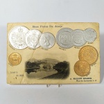 BILHETE POSTAL ORIGINAL, datado de Janeiro de 1905, de A. MALLET SOARES, rua da Quitanda n. 2, desejando Boas Festas. As moedas presentes no cartão são em alto relevo. O selo foi retirado. Uma verdadeira Raridade de época.