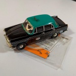 BRINQUEDO ANTIGO - AUSTIN CAMBRIDGE TAXI - EDIÇÃO LIMITADA (Certificado número 1864), ESCALA 1:43. Na caixa original, acondicionado em berço plástico devidamente protegido. Novo - sem manuseio.