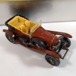 BRINQUEDO ANTIGO - CORGI 1927 LITRE BENTLEY, ANOS 80 (COLLECTORS` CLASSICS) - Fabricado na GRÃ-BRETANHA, Edição Limitada número B 4644. Na caixa original, acondicionado em berço devidamente protegido. Não consta escala - mede aprox. 9,5 centímetros de comprimento. Novo - sem manuseio.