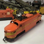 FERROMODELISMO - TREM ATMA R.F.F.S.A. SANTOS JUNDIAÍ - década de 60. Locomotiva de duas caras vermelha, três vagões, trilhos e transformador. Funcionando - Ao comprador enviaremos um vídeo comprovando o funcionamento. Não temos a caixa. Ausência do acabamento das rodas dianteira - vide foto correspondente.