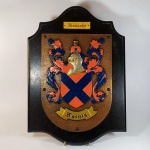 Quadro temático / heráldica - BRASÃO KÖENIG - ALEMANHA, metal aplicado em madeira de lei para ser exposto em parede, forrado no verso, formato irregular nas dimensões de 30 x 42 centímetros em excelente estado de conservação.