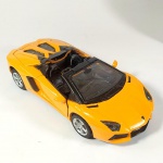 LAMBORGHINI AVENTADOR conversível, na cor Laranja - Califórnia Action 1/32, Possui Luzes, Som E Fricção. Necessita substituir as 03 baterias (LR44) - Não testada. Acompanha embalagem original em a base. Necessita substituir as baterias que acompanham em separado.