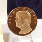 MARAVILHOSA MEDALHA CERTIFICADA de 1977 - JIMMY CARTER / 39º Presidente dos U.S.A. - edição proof em relevo, bronze, medindo 7 centímetros de diâmetro, sem uso (guardada), acompanha suporte e estojo de luxo, além do Certificado de Autenticidade - edição/série comemorativa limitada - Escultura de JULIAN HARRIS - Produzida por THE FRANKLIN MINT.