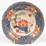 Inglaterra Circa 1805 - Raro prato em cerâmica com decoração chinoiserie, com extensa policromia e flor de lótus, marcado Turner's Patent no verso, diâmetro 20 cm.
