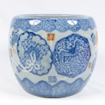 Excepcional cachepot em porcelana chinesa nas cores branca e azul, apresenta linda decoração floral e alguns carimbos em baixo relevo na porcelana, altura 36 cm e 27 cm de diâmetro.