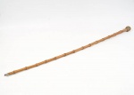 Bengala em bambo com 87 cm de comprimento.