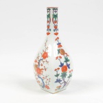 Japão Séc XIX - Vaso em porcelana Arita -Kakiemon com decoração floral em policromia, pintadas à mão, assinada na base, altura 24 cm.