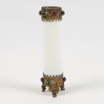 Solifleur europeu em opalina leitosa com guarnições em bronze e pedras coloridas, altura 17 cm.