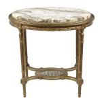 Linda mesa oval em estilo francês directoire, patinada  tampo em mármore e junção dos pés com acabamento oval em palhinha, 80 x 54 x 79 cm.