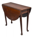 Tradicional mesa "gat leg"estilo inglês em madeira nobre, tampo dobrável, fechada mede 70 x 36 x 90 cm e aberta 70 x 90 x 106 cm.