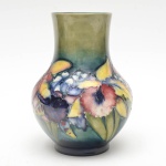 William Moorcroft (1872-1945), raro vaso em cerâmica inglesa, decorado com orquídeas, assinado na base e com marcas do fabricante, altura 18 cm. Em perfeito estado.