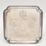E II R - Excepcional e rara salva em prata inglesa, contrastatada com marcas do famos prateiro Garrard ,comemorativa ao Jubileu de Prata do reinado da Rainha Elizabeth II, ocorrido em 1977, mede 35 x 35 cm