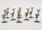 Elegante conjunto com 8 unidades para marcadores de lugar à mesa, representando anjos alados sustentando cornocópias, altura 7 cm.