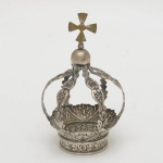 Coroa em prata de lei teor 800, contrastada, altura 14 cm e diâmetro interno 5 cm.