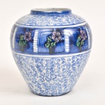 Vaso em cerâmica decoração floral, marcas do fabricante na base, 13 cm.