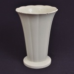 Wedgwood - Vaso em cerâmica inglesa na cor branca, 21 cm. Apresenta faltas.
