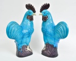 Elegante e decorativo par de galos em porcelana chinesa na cor azul turquesa, 42 cm.
