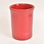 Vaso em cerâmica na cor vermelha, com marca do fabricante, 20 cm e diâmetro 15 cm.