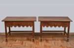 Par de elegantes mesas laterais, estilo rústico, em madeira nobre, saia recortada, pés em cavalete, cada uma com uma gaveta central, 63 x 92 x 49 cm.