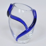 Elegante vaso em cristal transparente decorado por duas aplicações de vidro azul, em espiral altura 25 cm.