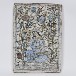 Pérsia - Séc XIX, placa em cerâmica craquelê pintada à mão, reproduz figura feminina com cítara, 35 x 24 cm.