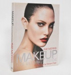 Makeup - The Ultimate Guide por Rae Morris, Photografy by Steven Chee, edição Arena Allen &Unwin, 246 páginas.